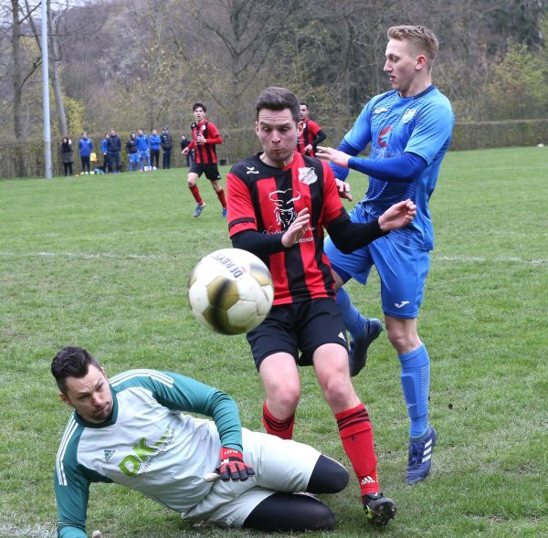 Kein Durchkommen: Die Lüerdisser Bennet Fiedler (Mitte) und Keeper Fabian Klapp klären vor Asemissens Niklas Bergen. - © Paul Cohen