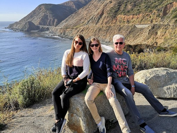 Corinna und Isabel Krücker mit ihrem Vater Michael in Urlaub. - © Familie Krücker