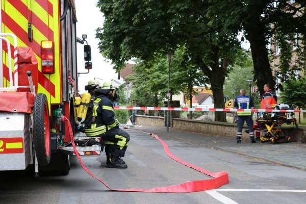 Ein Glasleck in der Hermannstraße hat die Feuerwehr auf Trab gehalten. - © Alexandra Schaller