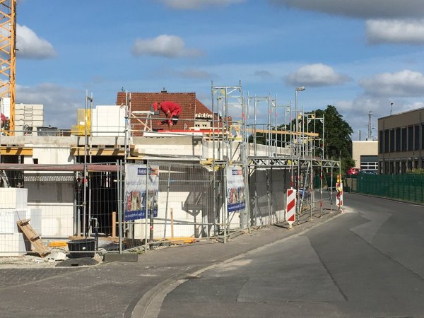 Neubau: Im hinteren Teil der Bahnhofstraße entsteht eine neue Wohnanlage. - © Jana Beckmann