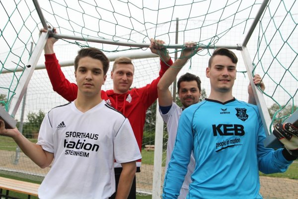 Startklar für die neue Saison: Die Barntruper Zugänge Lennart Schünnemann (links), Robin Dick (rechts) sowie Philipp Sölter (hinten rechts) mit Trainer Daniel Barbarito. - © Sebastian Lucas