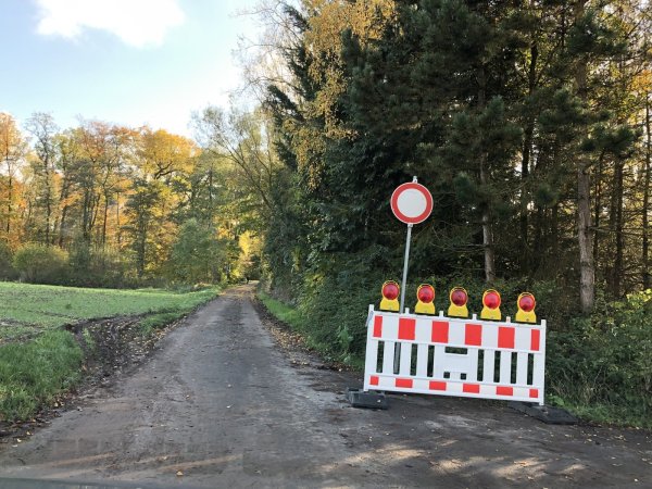 Durchfahrt verboten? Das sieht offensichtlich nicht jeder ein. Sperre und Schild wurden zur Seite gerückt, zuvor wurde die Sperre einfach über den Acker umfahren. - © Angelika Schapeler-Richter