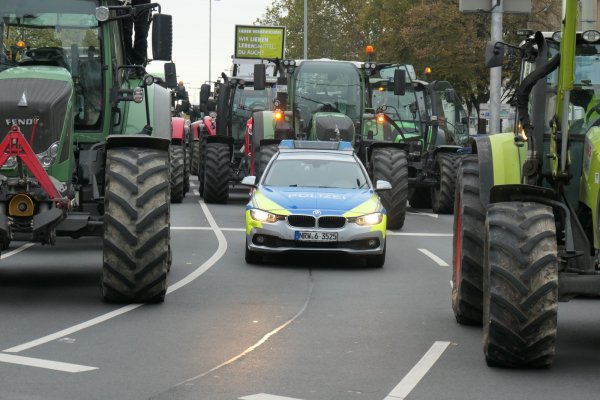 Klein gegen Groß: Angesichts von rund 300 Schleppern wirkt der Streifenwagen recht winzig. - © Ralph Meyer