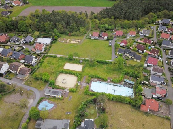 Das ehemalige Freibadgelände: Hier soll die NRW.Urban, eine hundertprozentige Beteiligungsgesellschaft des Landes NRW, nach dem Willen von SPD, FWG und FDP für bezahlbaren Wohnraum sorgen. - © Gemeinde Augustdorf