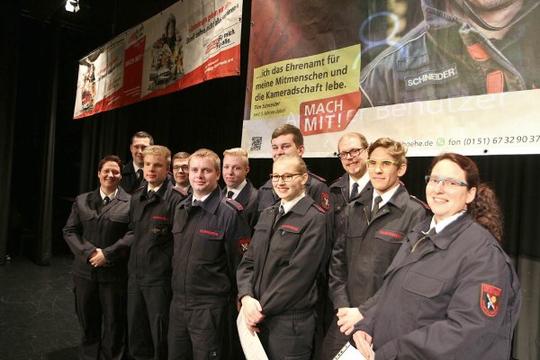 Brigit Niekamp, Patrick Reineke, Kai Robin Fricke (Jugendfeuerwehr), Marvin Mäscher, Tobias Beck, Dennis Härmel, Thorben Steinkamp, Jacquelin Schell, Stefan Gertz und Julian Weghenkel werden befördert oder aus der Jugendfeuerwehr übernommen. Britta Heukeroth ist jetzt Helferin im Team für die psycho-soziale Unterstützung. - © Thomas Dohna