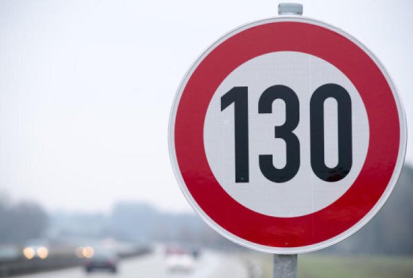 Symbolfoto: Soll es in Deutschland auf den Autobahnen ein Tempolimit - etwa 130 km/h - geben? Über diesen Vortsoß gibt es eine neue Debatte. - © Matthias Bungeroth