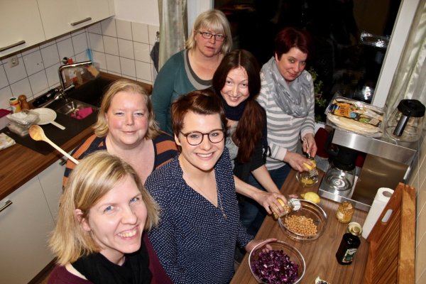 Soziales Engagement: Die Dorfmädels 25+ (von links) Yvonne Wietbrauk, Sandra Rubbel, Nadine Meier, Katrin Peter, Astrid Burmeier und Heike Bannert wollen Retzen beleben und die Gemeinschaft unter Frauen stärken. - © Heidi Stork