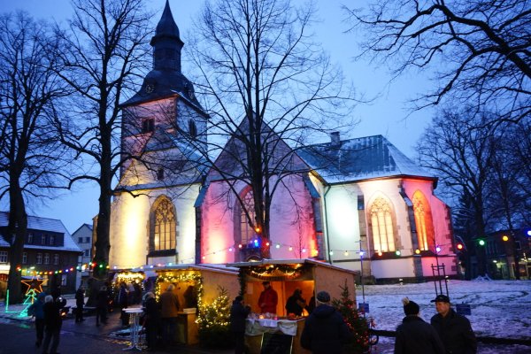 Schon zum ersten Horner Kirchmarkt ist die Kirche bunt angestrahlt gewesen. Auch im dritten Jahr soll es so sein – aber mit mehr Ständen und Vereinen.  - © Manfred Hütte