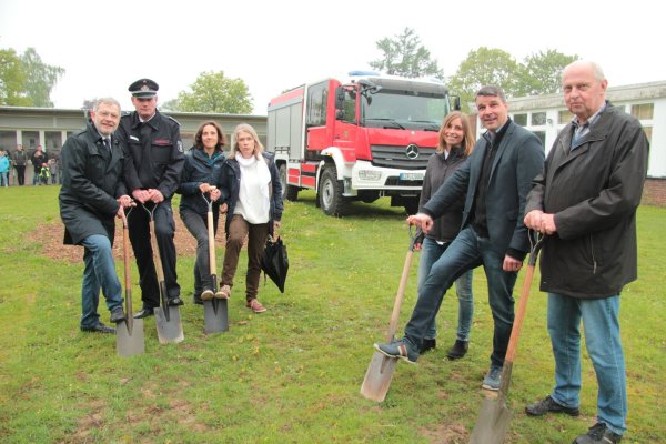 Ein guter Tag für Hörstmar: (von links) Bürgermeister Dr. Reiner Austermann, Löschgruppenführer Andreas Liese, Architektin Regine Schmelzer, Leader-Managerin Susanne Weishaupt, Das-Dach-Tagesstättenleiterin Isabell Matejek sowie Thorsten Sagner und Karl-Heinz Schnülle vom Ortsausschuss greifen symbolisch zum Spaten. - © Till Brand