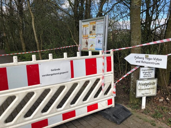 Kein Durchkommen: Das Yoga Vidya in Bad Meinberg hat sich selbst unter Quarantäne gestellt, alle Zugänge sind abgeriegelt. Auf dem weitläufigen Gelände ist kaum eine Menschenseele zu sehen. - © Silke Buhrmester