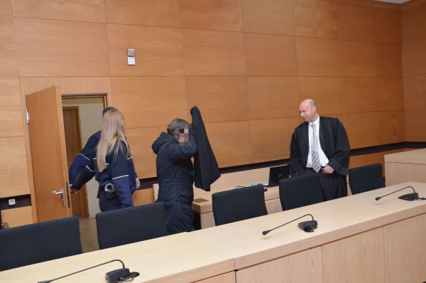 Die Beschuldigte mit Verteidiger Burkhard Menne im Landgercht Bielefeld. - © Andreas Großpietsch