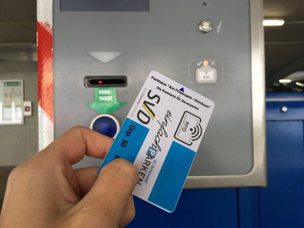 Bei der Einfahrt: Wer noch eine Dauerkarte für das Parkhaus Finanzamt bekommen hat, kann sich glücklich schätzen. Mittlerweile sind alle Plätze, die für Langzeitparker vorgesehen sind, vergeben. - © Jana Beckmann(LZ)