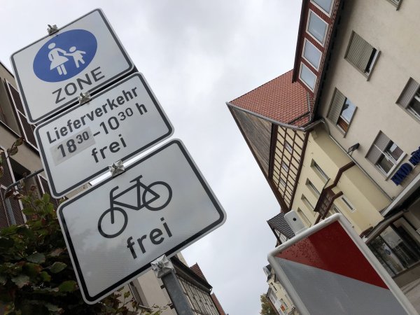 Hinweis: Das Schild an der Osterstraße/Ecke Grabenstraße markiert den Beginn der Fußgängerzone. Radfahrer können sich frei bewegen, nur in der Langen Straße müssen sie absteigen. Das Schild wird nun bis mindestens Ende des Jahres stehen bleiben. - © Sven Kienscherf