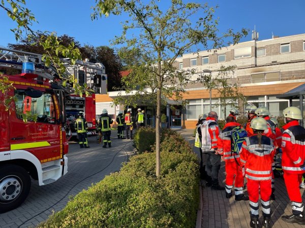 Die Einsatzkräfte im Bereich der Klinik. - © Charlotte Mahncke