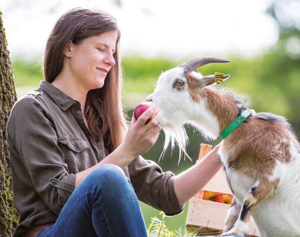 Anna – Lena Hanke aus dem Kalletal mit Apfel und Ziege - © Landwirtschaftsverband