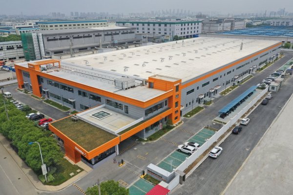 Moderne Produktion: Das typische Weidmüller Orange ist im chinesischen Suzhau unübersehbar. Auf 14.000 Quadratmetern gibt es mehr Platz. - © Weidmüller/Carsten Nagel