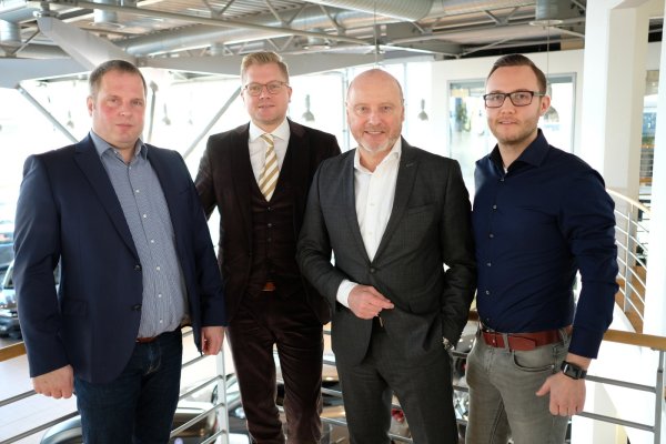 Stellten die Pläne vor: (von links) Stegelmann-Geschäftsführer Jens Gasterich, Prokurist und Verkaufsleiter Alexander Meister, Ralf Markötter mit seinem Assistent Eric Bredy. - © Sven Koch