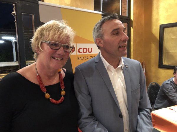 CDU-Stadtverbandsvorsitzende Heike Görder hat gerade das Abstimmungsergebnis im Bahnhof bekannt gegeben, der frisch gebackene Bürgermeisterkandidat Dirk Tolkemitt bedankt sich bei den CDU-Mitgliedern für das in ihn gesetzte Vertrauen. - © Thomas Reineke
