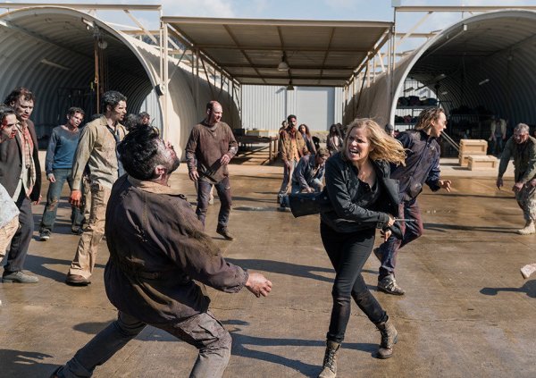 Madison Clark (Kim Dickens) muss sich durch eine Horde Untoter kämpfen. Dahinter hält ihr Sohn Nick (Frank Dillane) den Rücken frei. - © Michael Desmond/AMC