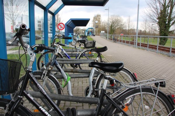 Das modernste, was Lemgo Radparkern zu bieten hat: Wer vom Lüttfeld mit der Bahn fahren will, kann sein Fahrrad direkt an den Gleisen abstellen. Auch eine Überdachung bietet die Anlage. - © Marlen Grote