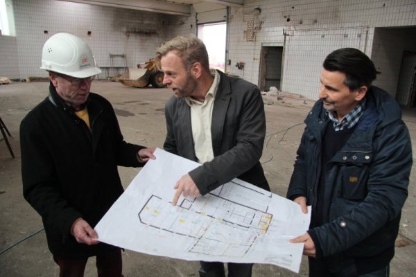 Geschichte wiederholt sich: Architekt Paul-August Stüker und die beiden „Buena Vista"-Geschäftsführer Thomas Kruse und Kay Hartmann (von links) bei einer Baubesprechung vor dem ersten Umbau im alten Schlachthof. Nun rücken dort ein zweites Mal die Handwerker an, um die Muckibude zu vergrößern. - © Till Brand