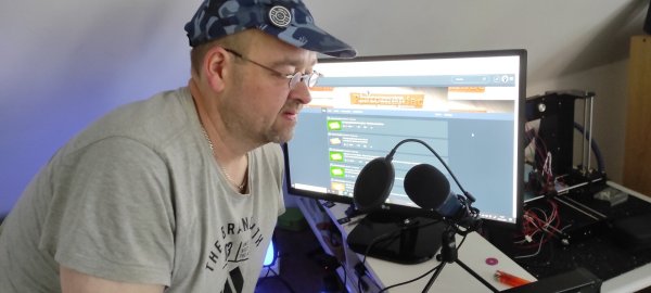 Frank Sauren spricht einen Text für ein Video ein. - © Svenja Ludwig
