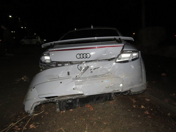 Mit seinem leistungsstarken Audi ist ein junger Barntruper in Bad Pyrmont offensichtlich zu schnell unterwegs gewesen, sodass er ins Schleudern geriet. Weil er gleich zwei weitere Autos beschädigte, liegt der Sachschaden im mittleren fünfstelligen Bereich. Foto: Polizei Bad Pyrmont - © Polizei Bad Pyrmont
