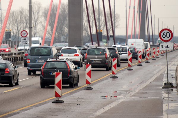Autos fahren über die Rheinbrücke der Autobahn 1 zwischen Köln und Leverkusen. Zwischen Januar und November 2018 hat sich die Gesamtstaulänge auf den Autobahnen des Landes im Vergleich zum selben Vorjahreszeitraum um drei Prozent oder knapp 3078 Kilometer verringert. - © dpa