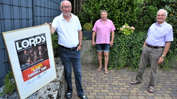 Klaus Büker hat von den Lords ein Geschenk zu ihrer Abschiedstour bekommen. Hinter ihm stehen Rolf Kühnel und Rudi Doil (v. l.) vom Organisationsteam. - © Karin Prignitz