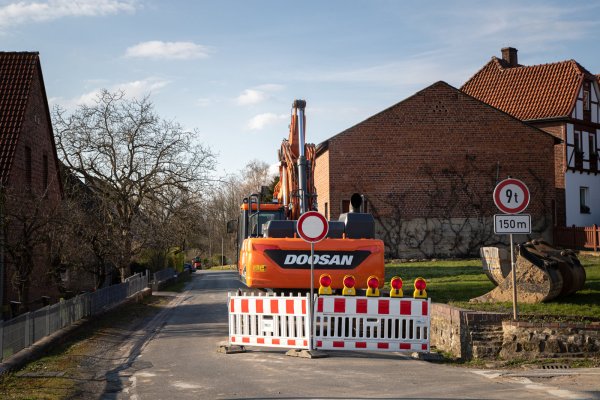 Im ersten Bauabschnitt wird die Hardisser Straße nach dem Einmündungsbereich des Dillewegs bis zum Brückenbauwerk „Oetternbachbrücke" voll gesperrt. - © Torben Gocke