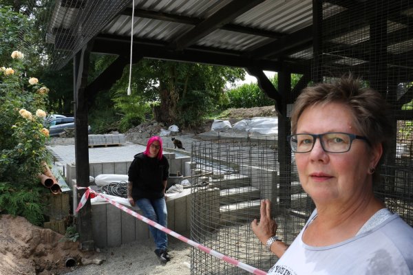 Arbeiten für herrenlose Vierbeiner: Annette Kortekamp (rechts), Vorsitzende des Tierschutzvereins Vlotho und Umgebung, und die stellvertretende Tierheimleiterin Kristin Bleibohm zeigen die Baustelle. Dort wird der Katzenauslauf umgebaut. - © Till Sadlowski