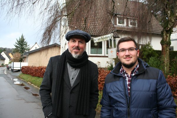 Masterplanmanager Markus Herbst vom Kreis Lippe (links) und Klimamanager Daniel Großmann stehen an der Straße "Auf dem Papierkamp". Der umliegenden Siedlung wollen sie energieeffiziente Maßnahmen näher bringen. - © Kirsten Fuhrmann