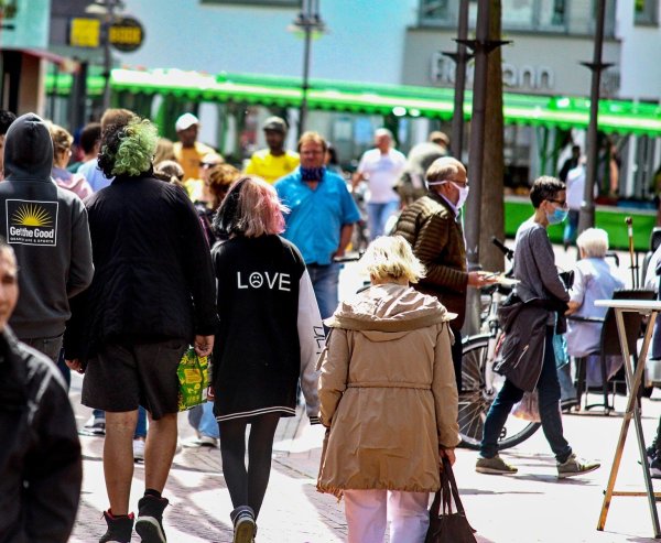 In Gütersloh füllt sich die Innenstadt bereits wieder. - © Lukas Brekenkamp