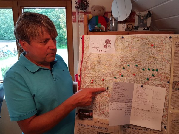 Ralf S. zeigt im Zimmer seiner Tochter Scarlett eine Karte, auf der er ihre Route und vermeintliche Sichtungen der Vermissten markiert hat. - © Birger Berbüsse