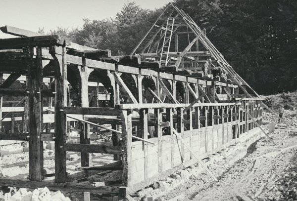 Hier wird gewerkelt: Auf diesem Bild aus dem Jahr 1966 ist der Aufbau des Haupthauses auf dem Osnabrücker Hof zu sehen. - © Landschaftsverband Westfalen-Lippe