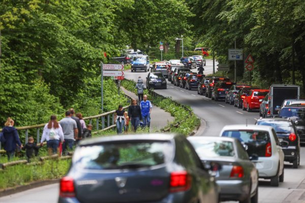 Auf der Dornberger Straße staut sich der Verkehr, weil der Parkplatz des Tierparks überfüllt ist. - © Sarah Jonek
