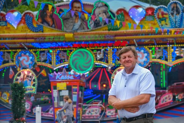 Schausteller Klaus Rasch freut sich über Stammkunden, die extra für seinen Musik Shop nach Bielefeld kommen. - © Foto: Andreas Zobe/NW