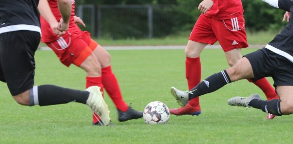 Zweikampf auf dem Fußballplatz: Immer häufiger enden Schiedsrichter-Entscheidungen mit Beleidigungen oder sogar körperlichen Attacken. - © Symbolfoto: Oliver König