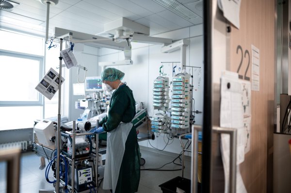Auch für OWL erwarten Mediziner in den nächsten Wochen wieder vollere Intensivstationen.  - © picture alliance/dpa