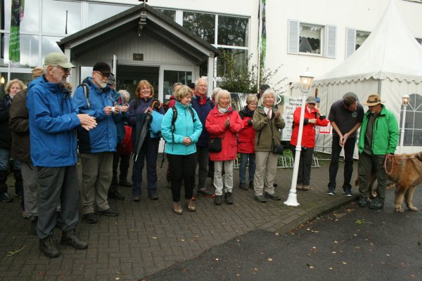 Banger Blick ins stürmische Herbstwetter: die Teilnehmer der Auftaktwanderung der Extertaler Wanderwoche mit Wanderführer Gert Weisenseel (rechts). - © Sylvia Frevert