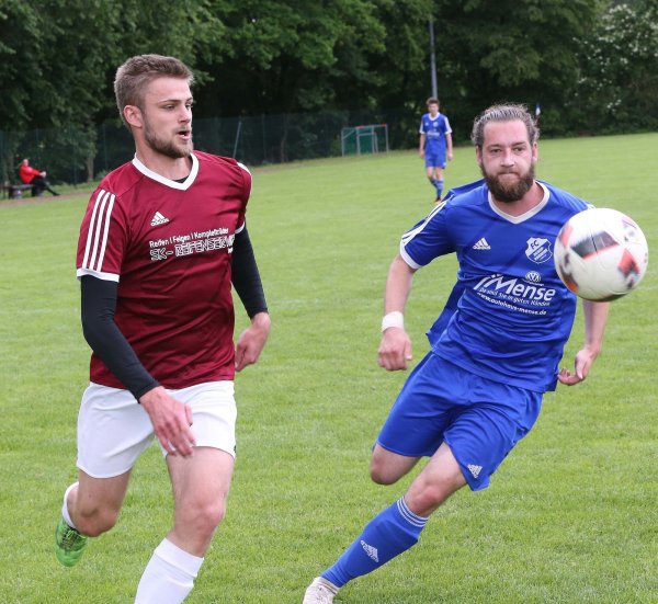 Letzter Einsatz in dieser Saison: Nico Scarlata von der SG Bega/Humfeld (links) und Patrick Schmidtmeyer vom FC Donop/Voßheide II. - © Paul Cohen