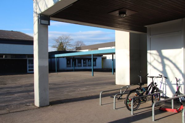 So sehen die Strahler aus, die seit eineinhalb Wochen unter anderem im Bereich der Fahrradständer an der Grundschule in der Senne hängen. - © Nadine Uphoff
