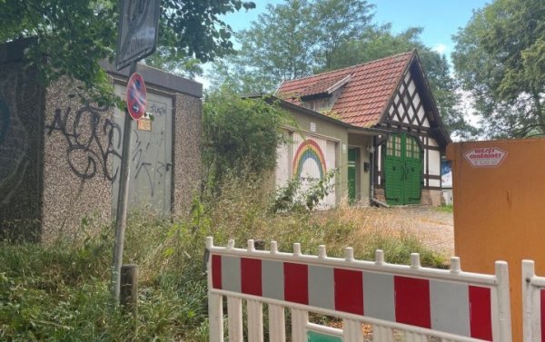 Die 16-Jährigen wurden in einen Hinterhalt an der Regenbogengarage in der Uferstraße gelockt. Einer von ihnen schwebt nach dem Angriff in Lebensgefahr. - © Patrick Schwemling