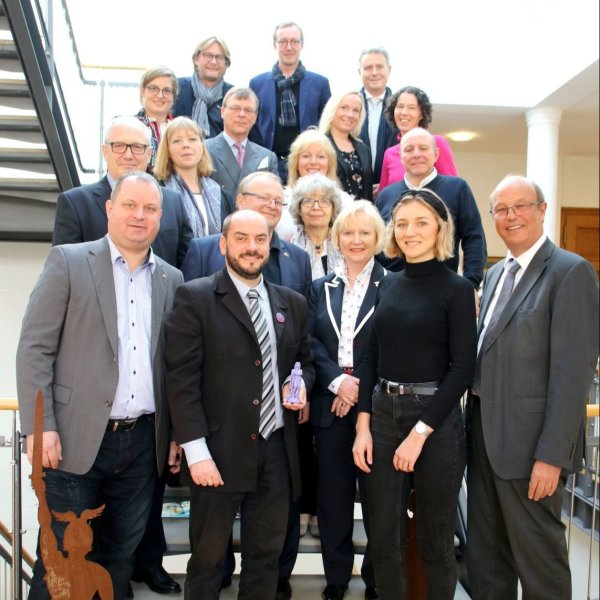 Treff im Rathaus: Bürgermeister Rainer Heller(rechts), Generalkonsulin Dr. Olivia Berkeley-Christmann (2. Reihe, 2. von links) mit den französischen Gästen und Partnern wie Arne Brand (links) vom Landesverband Lippe. - © Stadt Detmold