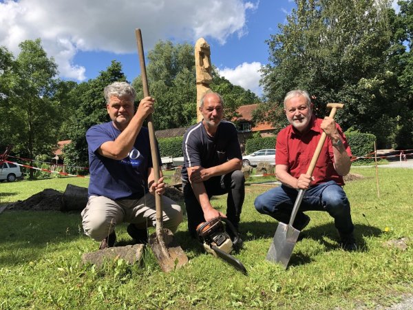 Protest: Geschäftsführer Ulrich Kaminsky, Künstler Andreas Beerens und der Vorsitzende des Trägervereins, Dr. Peter Bausch (von links), stehen dort, wo in ein paar Jahren möglicherweise die Trasse der B 239 n verläuft. Mit der Skulptur im Hintergrund, die an die Figuren der Osterinseln erinnert, wollen sie gegen den Bau demonstrieren. - © Sven Kienscherf