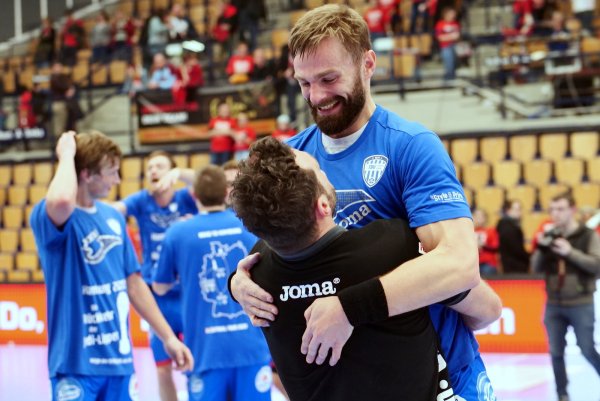Das kommt selten vor: Trainer Florian Kehrmann nimmt Spielmacher Andrej Kogut auf den Arm. Foto: Jörg Hagemann - © Jörg Hagemann