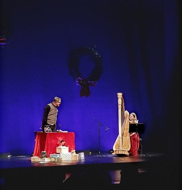 Harald Krassnitzer mit der Harfen-Spielerin Lea Maria Löffler auf der Bühne des Landestheaters in Detmold. - © Julia Kube