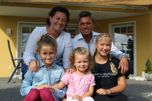 Glückliche Familie: Lydia und Andreas Epp mit ihren drei Mädels Maya, Alessia und Mia (von links). - © Sandra Castrup