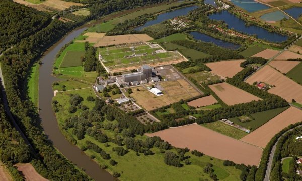 Das Luftbild zeigt den Standort des ehemaligen Kernkraftwerkes. Groß ist
die 60 Meter hohe Hülle des ehemaligen Reaktorgebäudes zu sehen. - © BGZ