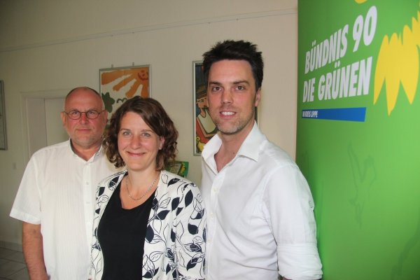 Strebt Chefposten im Kreishaus an: Robin Wagener (rechts). Kreistags-Fraktionsvorsitzender Werner Loke und Kreissprecherin Dr. Inga Kretzschmar unterstützen ihn. - © Martin Hostert